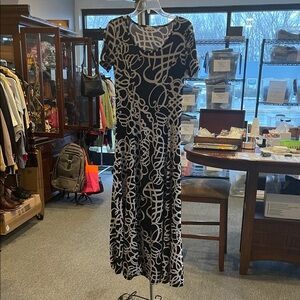 Haani Black and White Abstract Maxi Dress short sleeved